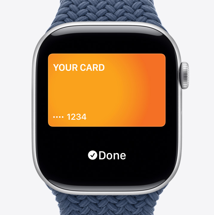 Trzy zegarki Apple?Watch Series?10. Pierwszy pokazuje dokonywanie p?atno?ci za pomoc? karty Apple?Card i?Apple?Pay. Drugi przedstawia kart? transportu publicznego u?ywan? w?aplikacji Portfel. Na trzecim zegarku wida? otwieranie domu za pomoc? klucza w?aplikacji Portfel.