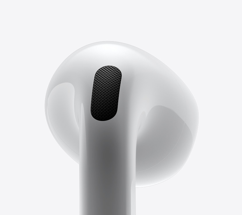 Prikaz izbliza i sa strane slu?alica AirPods 4.