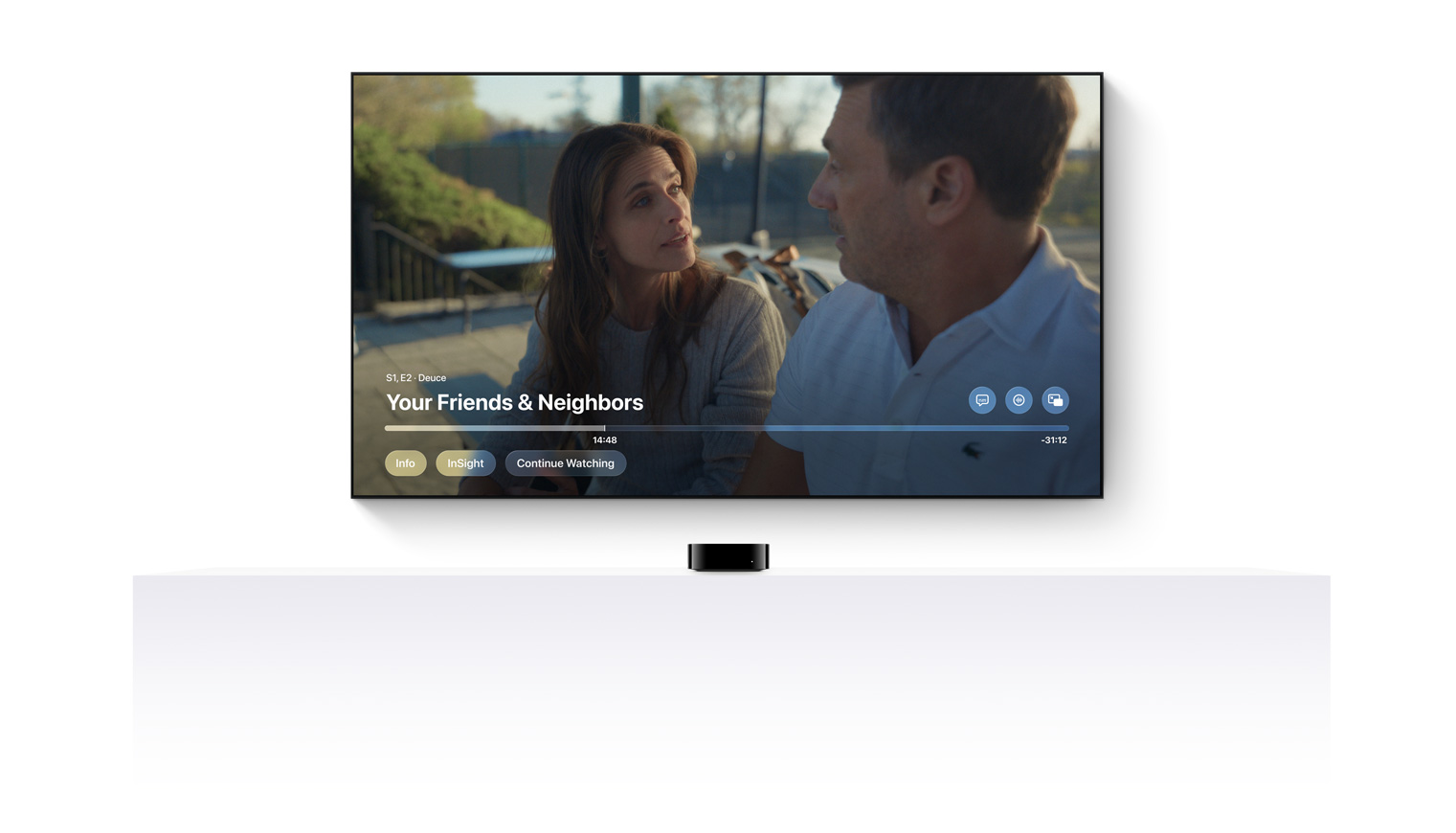 Série "Seus Amigos e Vizinhos" do Apple TV Plus na tela de uma TV. Abaixo da tela há uma Apple TV 4K.