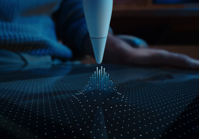O Apple Pencil Pro está apontado para baixo sobre uma tela. A tela está cheia de pontos que se destacam conforme a ponta passa sobre eles. A ilustra??o mostra como o cursor do Apple Pencil conecta o Apple Pencil Pro ao iPad antes mesmo de tocar a superfície.