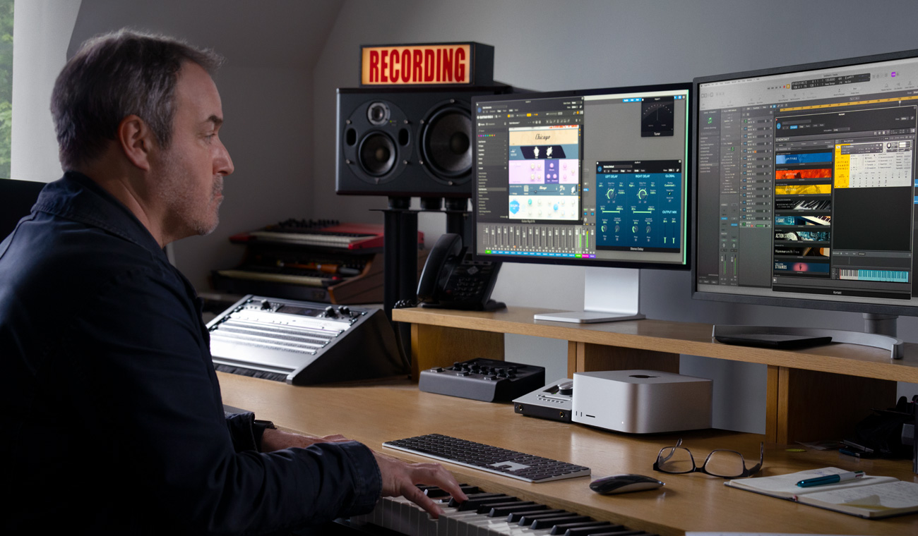 Músico tocando piano para criar mixagens de áudio com o Mac Studio e o Studio Display.