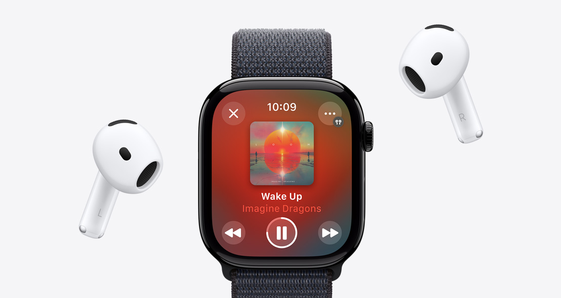 S?uchawki AirPods?4 u?o?one po bokach zegarka Apple?Watch Series?10 z?odtwarzan? playlist? z?Apple?Music.